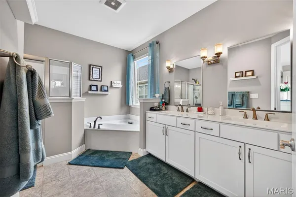 $819,900 | 408 Hamlet Court, Lake St. Louis, MO 63367