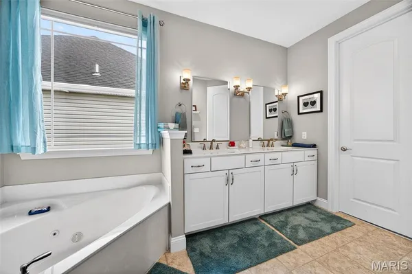 $819,900 | 408 Hamlet Court, Lake St. Louis, MO 63367