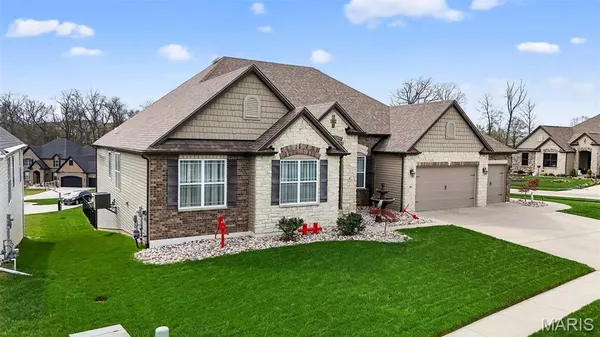 $819,900 | 408 Hamlet Court, Lake St. Louis, MO 63367