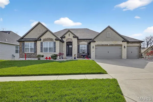 $819,900 | 408 Hamlet Court, Lake St. Louis, MO 63367
