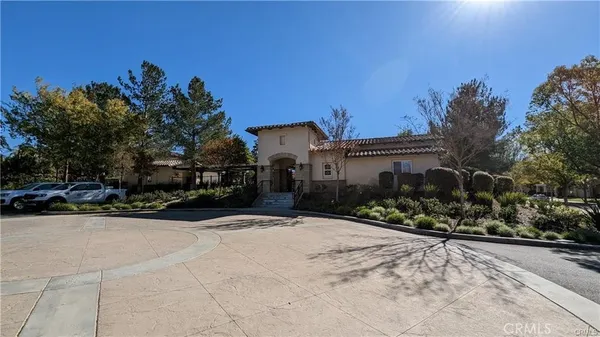 a view of yard with green space
