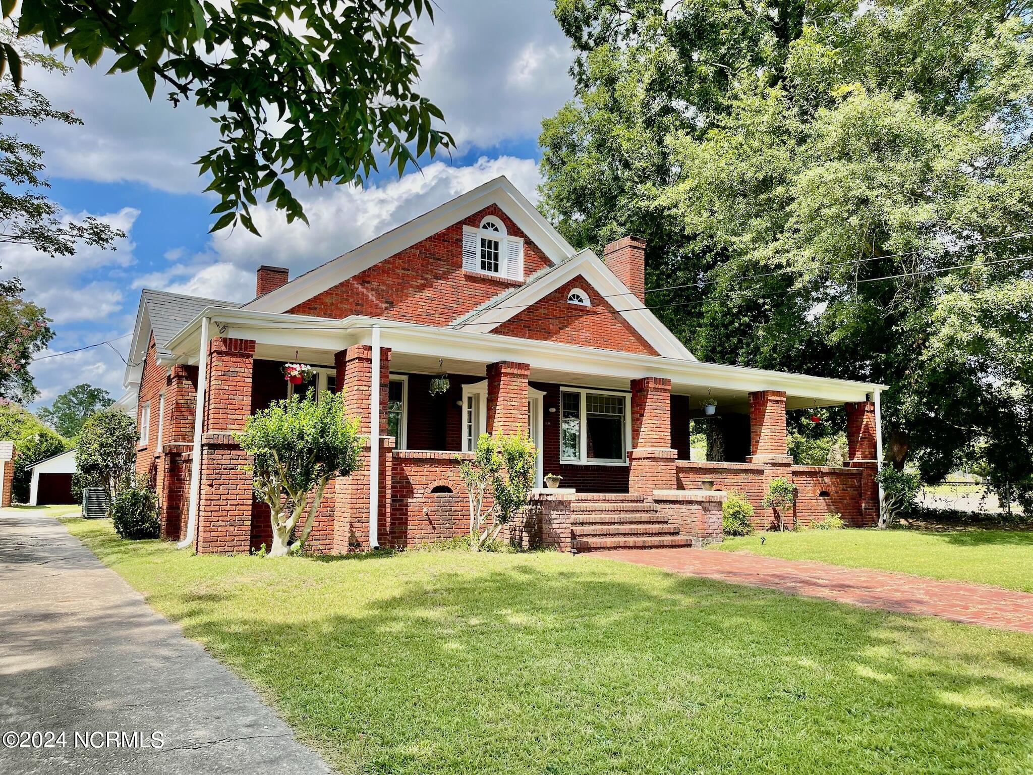 211 Everett Street Rockingham, NC 28379 - Photo 2 of 31 front of house