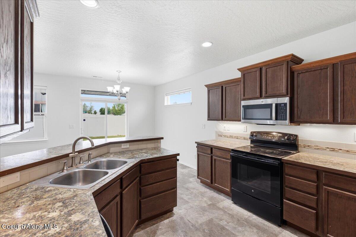 6025 West Trestle Street Rathdrum, ID 83858 - Photo 13 of 46 Kitchen