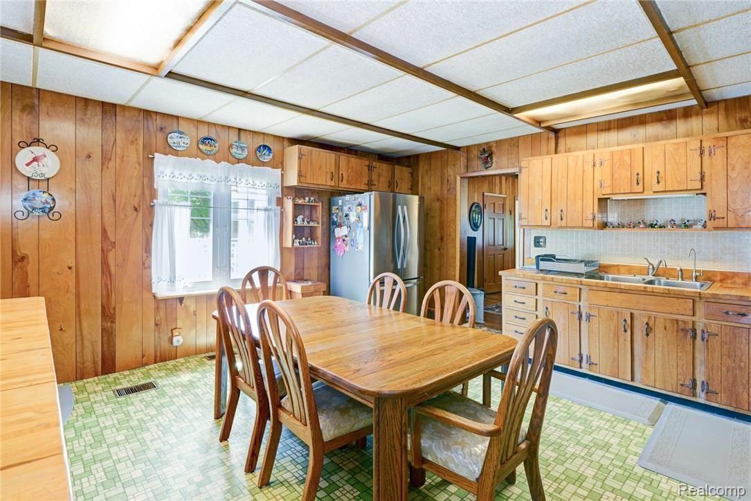 9675 Roberts Road Gregory, MI 48137 - Photo 21 of 33 Country kitchen with plenty of space for the family to gather.