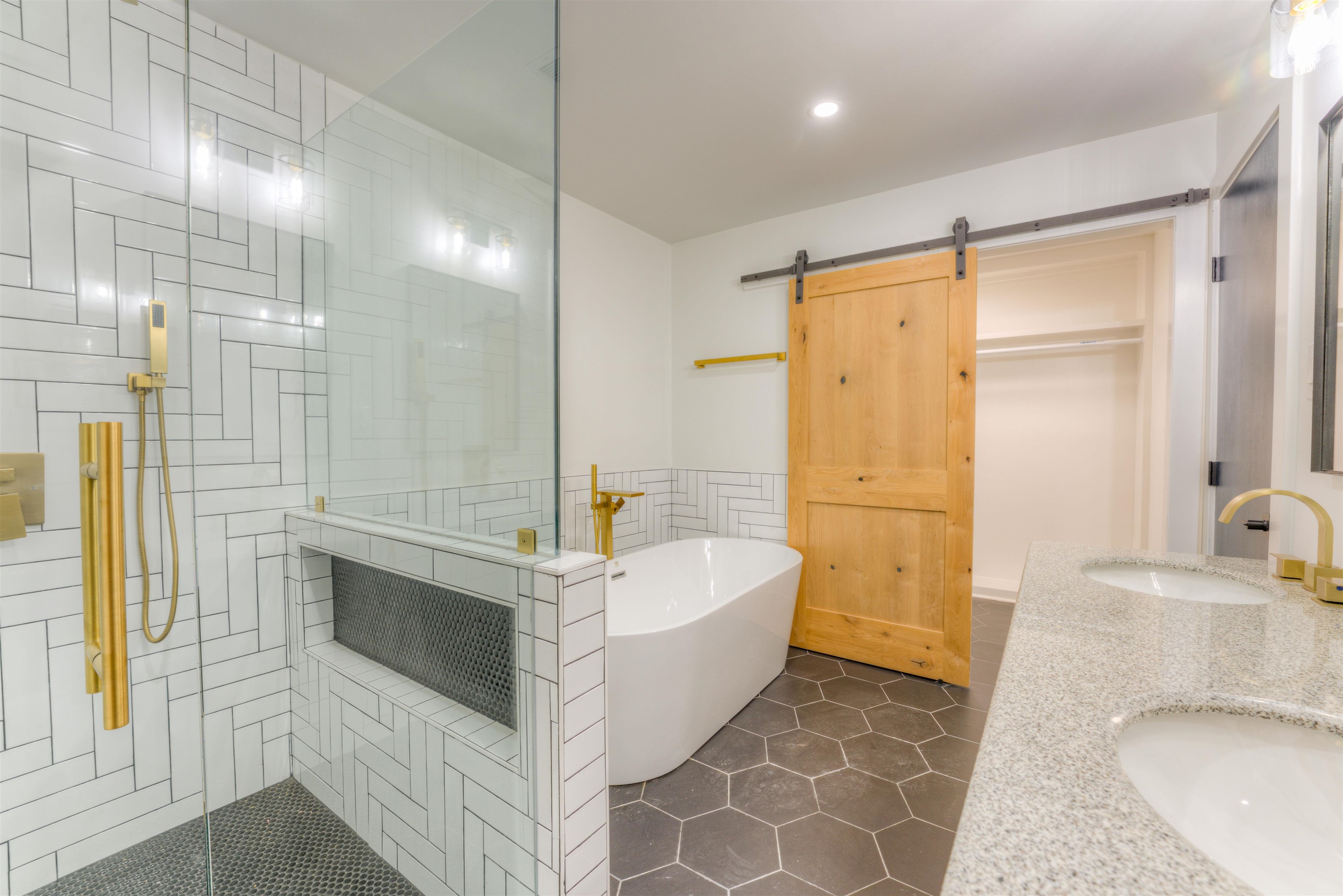 6224 Benjestown Road Memphis, TN 38127 - Photo 17 of 36 a bathroom with a tub sink and mirror