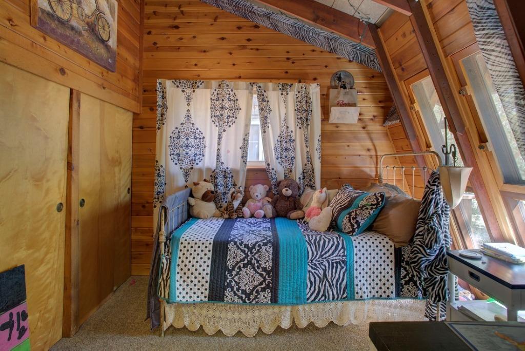 4875 Pleasant Creek Road Rogue River, OR 97537 - Photo 12 of 35 2nd Bedroom