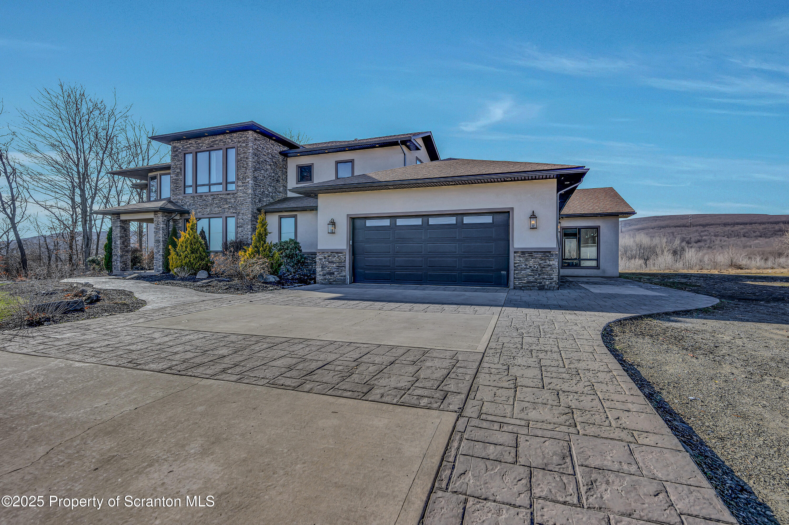 815 Oak Street Archbald, PA 18403 - Photo 4 of 85 a front view of a house with yard
