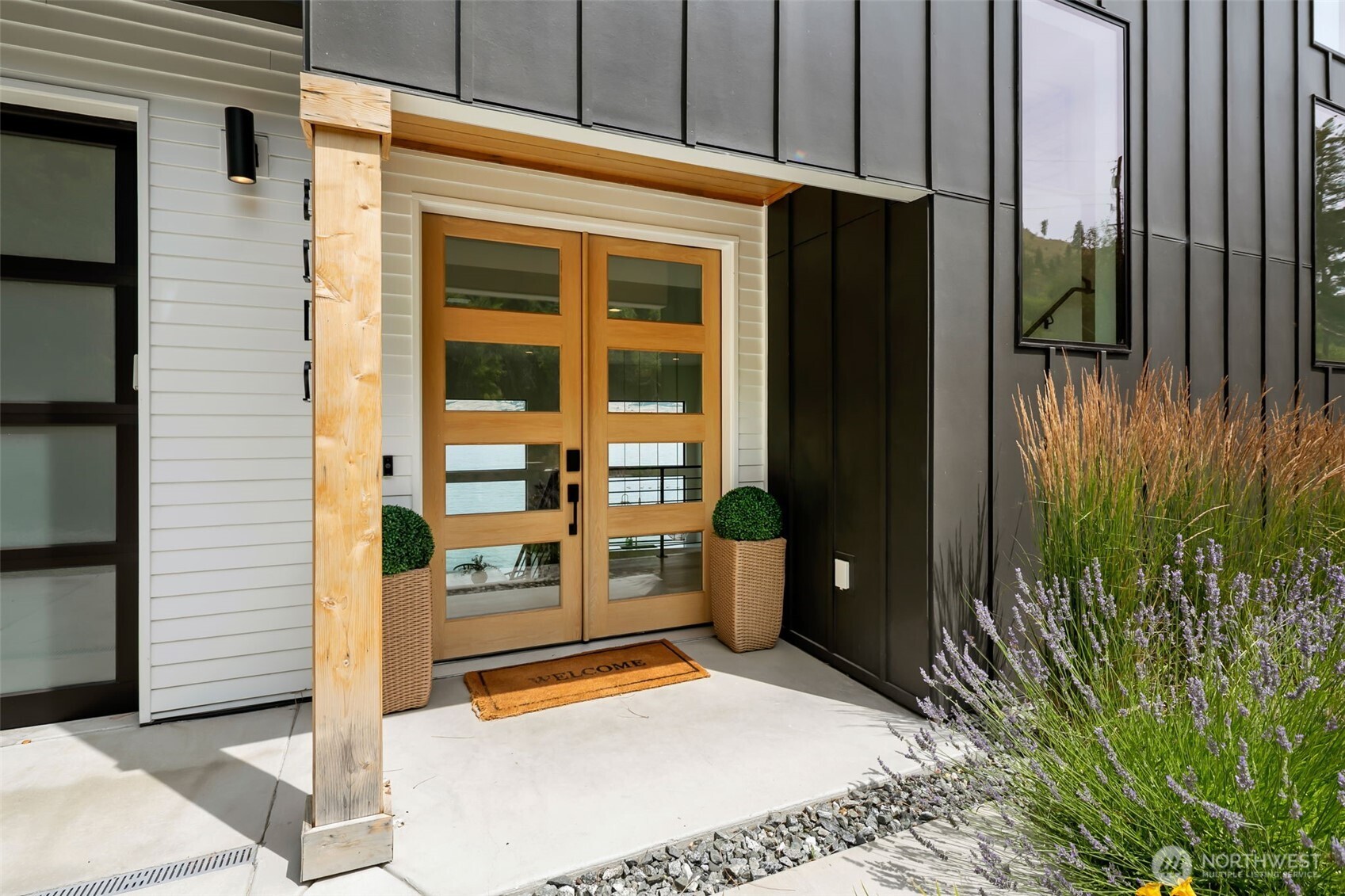 3212 South Lakeshore Road Chelan, WA 98816 - Photo 3 of 40