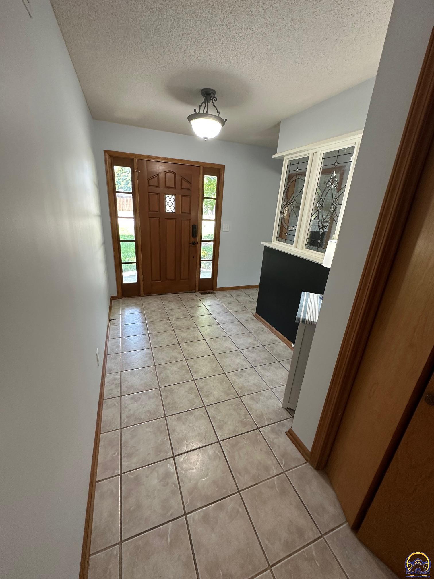 2802 Prairie Street Emporia, KS 66801 - Photo 4 of 37 Entry/Foyer