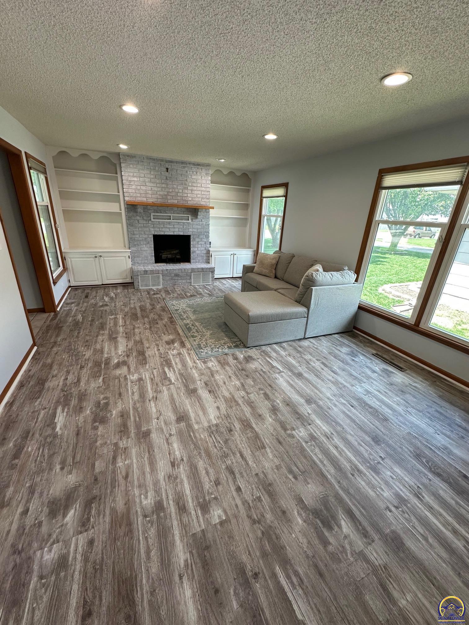2802 Prairie Street Emporia, KS 66801 - Photo 7 of 37 Living Room