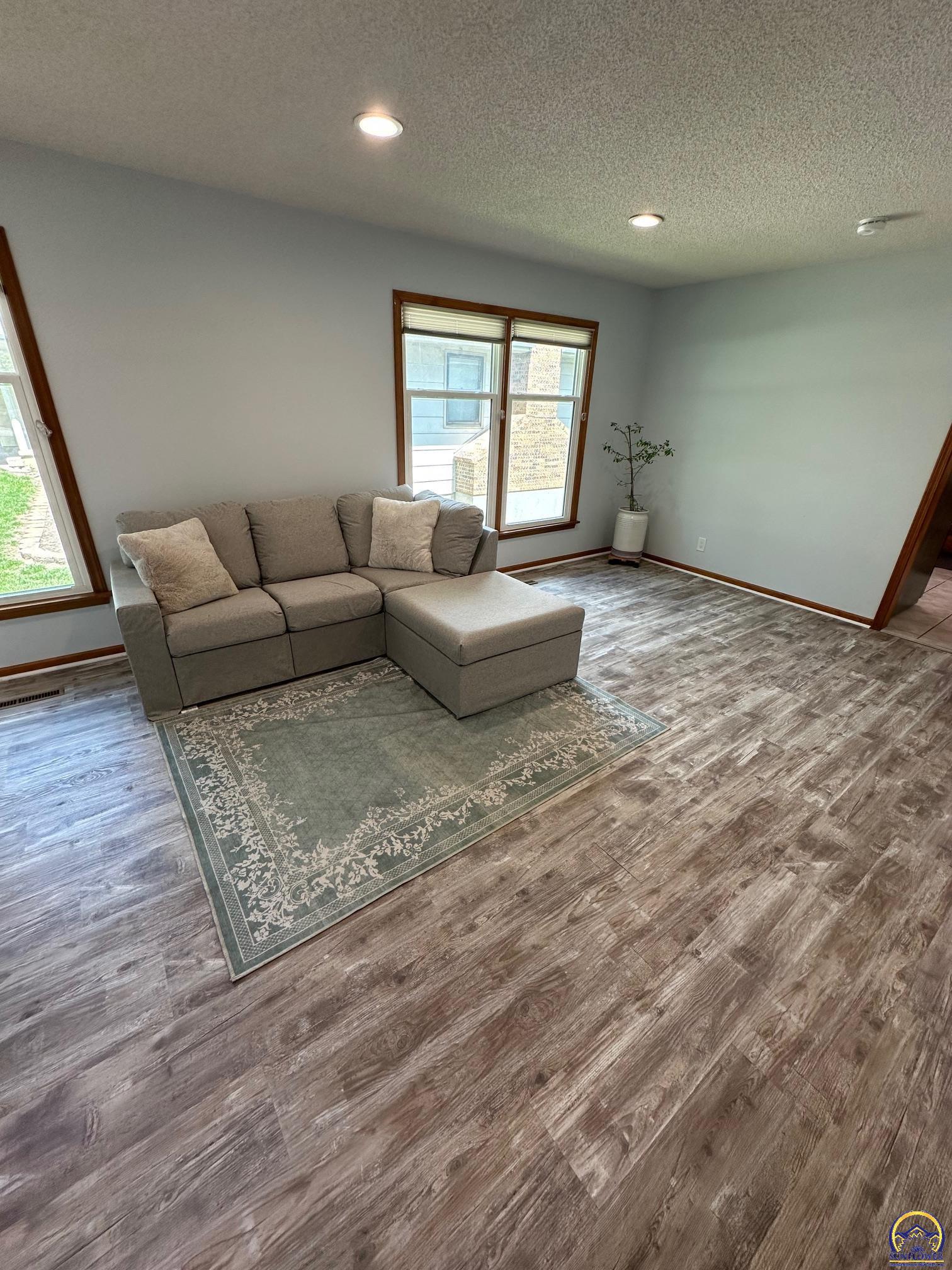 2802 Prairie Street Emporia, KS 66801 - Photo 9 of 37 Living Room