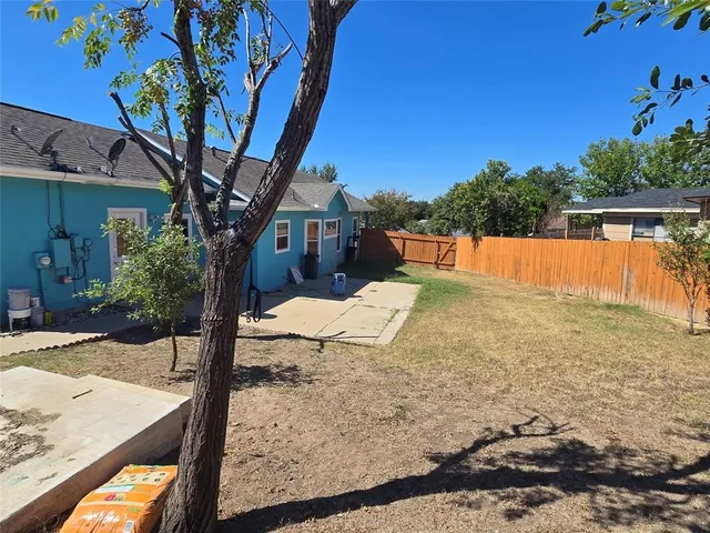 a view of back yard of the house