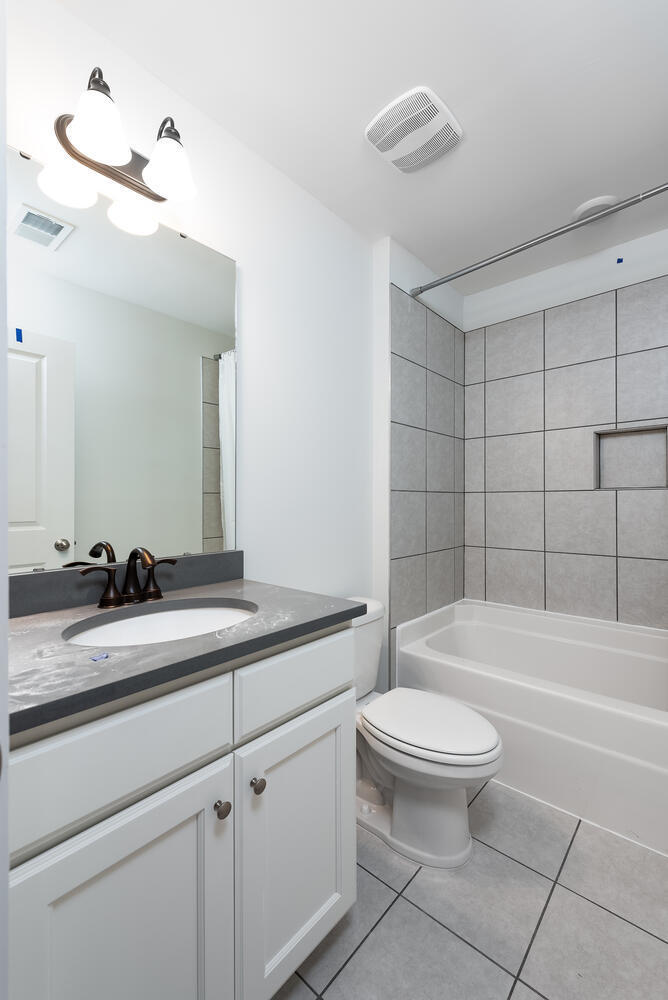 730 Catawba Road Charleston, SC 29414 - Photo 10 of 24 Hall bath upstairs