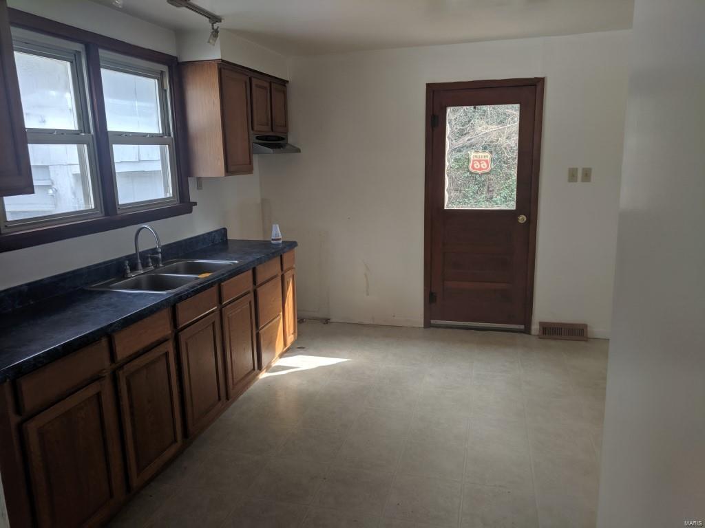 905 Rixon Street, Unit 1/2 Alton, IL 62002 - Photo 5 of 10 Gallery Image 5