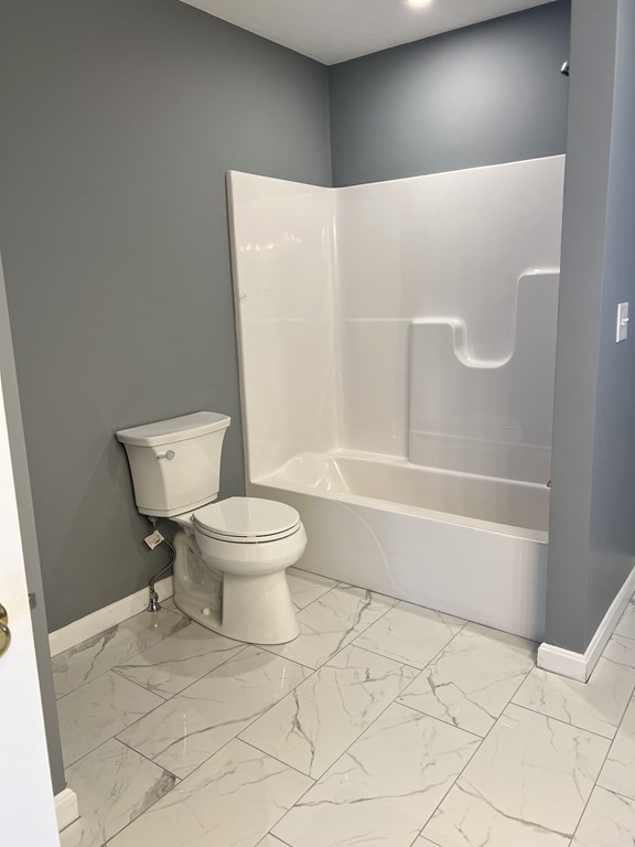 16 B Taunton Street Worcester, MA 01604 - Photo 10 of 12 a bathroom with a toilet and a bath tub