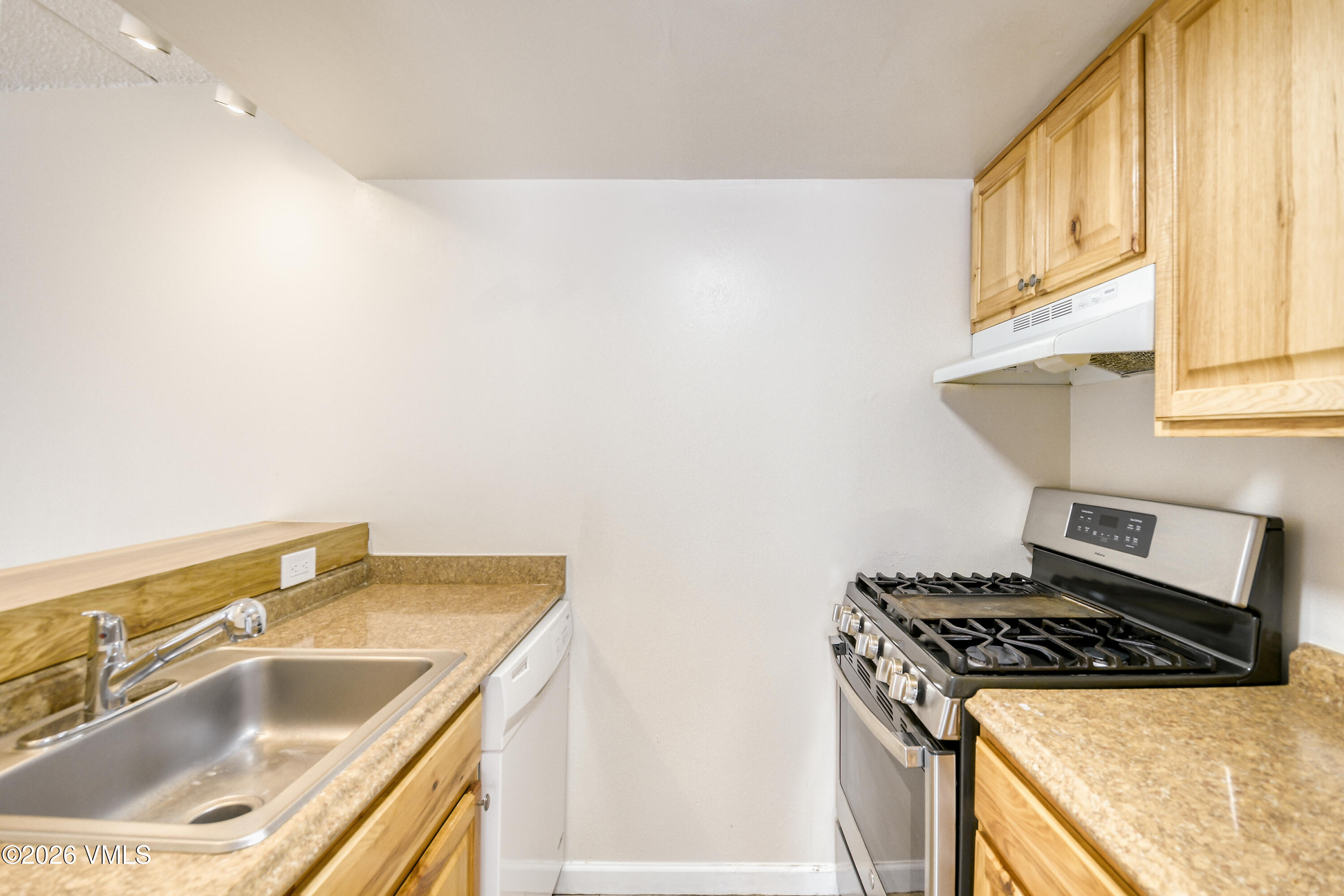 4506 Spruce Way, Unit 20 Vail, CO 81657 - Photo 5 of 17 a kitchen that has a sink and a stove