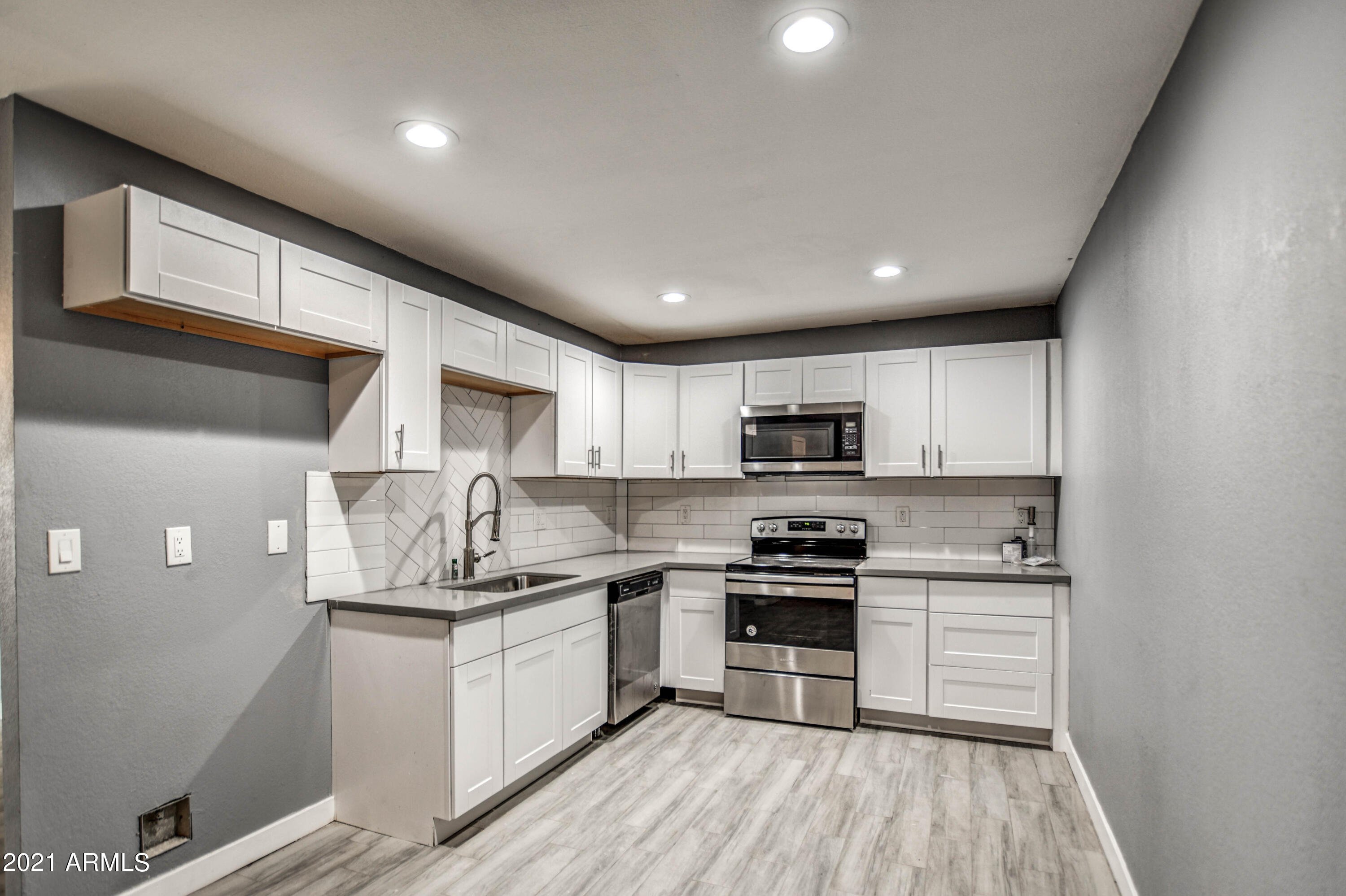 6413 West Osborn Road Phoenix, AZ 85033 - Photo 10 of 30 KITCHEN 1