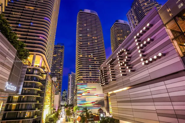 $10,500 | 55 Southwest 9th Street, Unit 3906, Miami, FL 33130