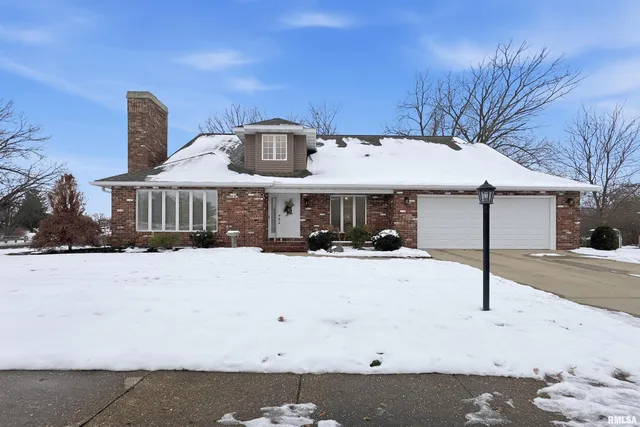 $475,000 | 1102 Tottenham Court, Washington, IL 61571