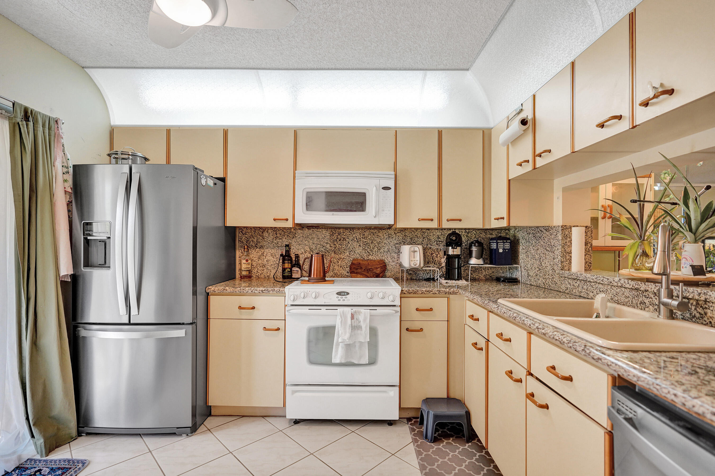 5201 West Club Circle, Unit 103 Boca Raton, FL 33487 - Photo 5 of 40 Large Kitchen