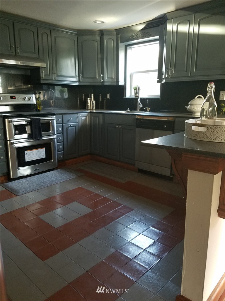 960 Chelan Avenue Northeast Renton, WA 98059 - Photo 2 of 14 Gallery Image 2