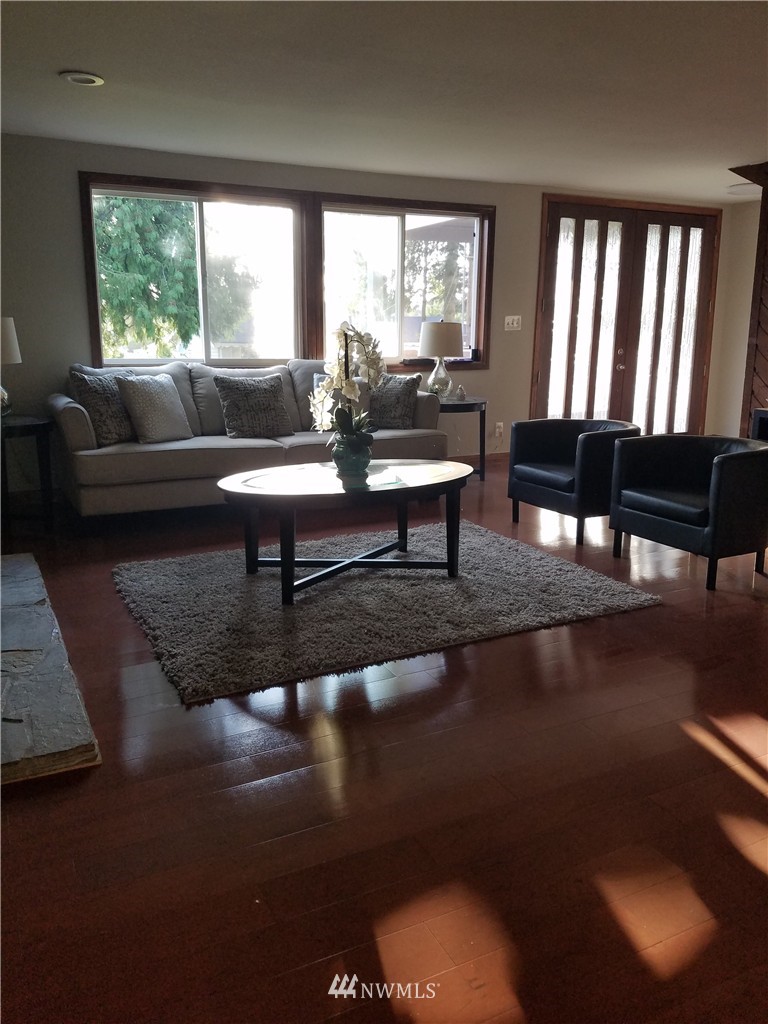 960 Chelan Avenue Northeast Renton, WA 98059 - Photo 4 of 14 Gallery Image 4