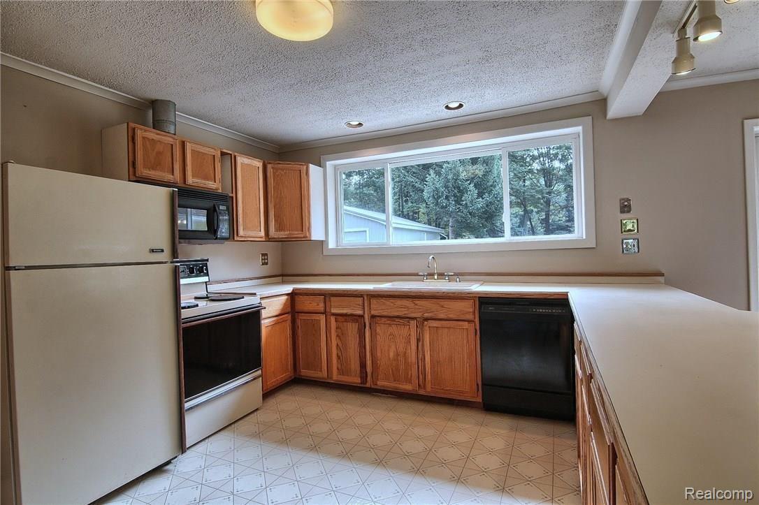 9174 Field Road Algonac, MI 48001 - Photo 6 of 25 Kitchen_2nd_View.jpg