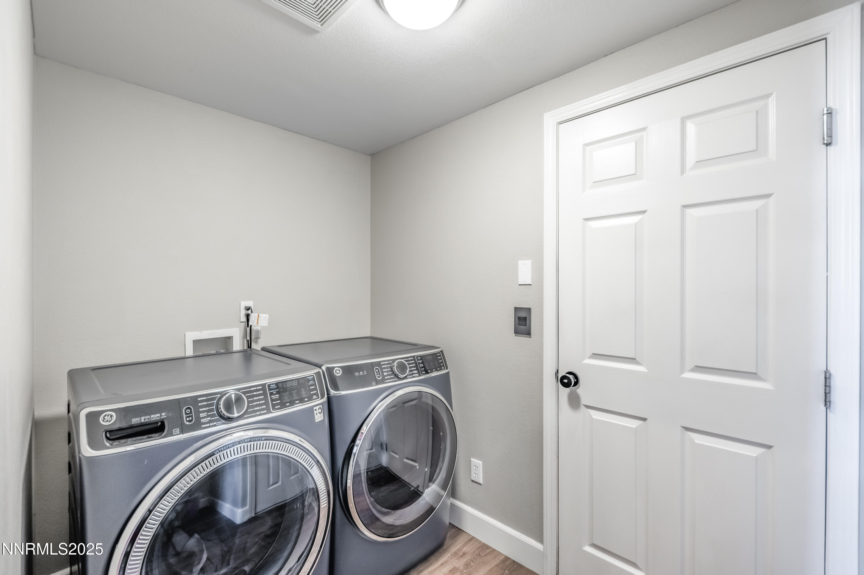 1770 Kodiak Circle Reno, NV 89511 - Photo 25 of 29 a utility room with dryer and washer