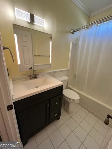 a view of a livingroom with a ceiling fan