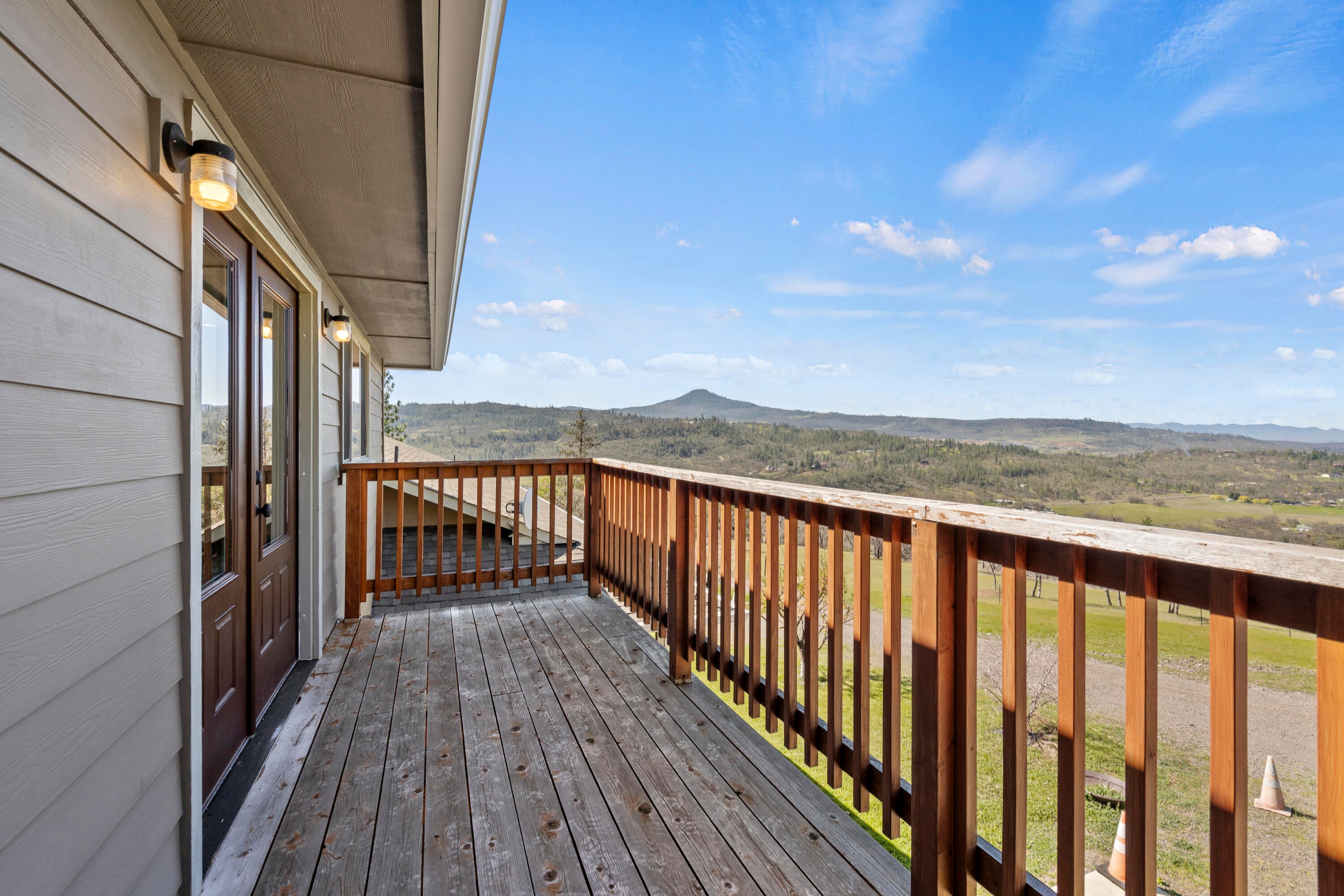 5039 East Antelope Road Eagle Point, OR 97524 - Photo 33 of 59 Upstairs Private Balcony