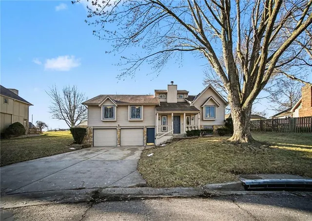 $395,000 | 2108 Southwest Park Drive, Blue Springs, MO 64015