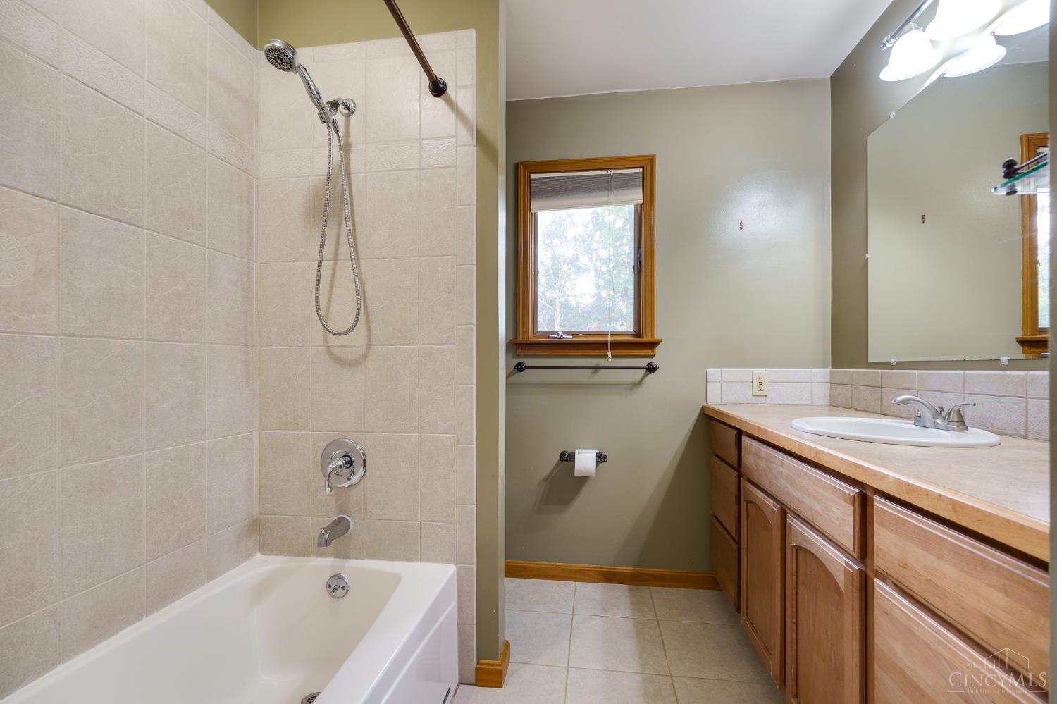 7029 Springdale Road Cincinnati, OH 45247 - Photo 23 of 39 Full hall bath