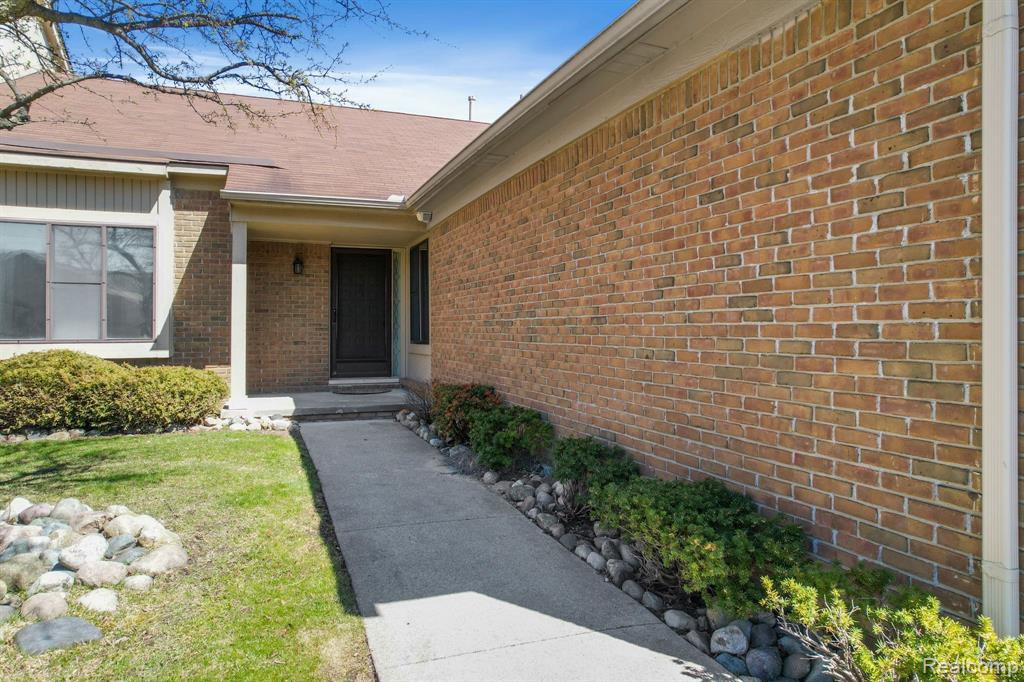 589 Tennyson Rochester Hills, MI 48307 - Photo 4 of 31