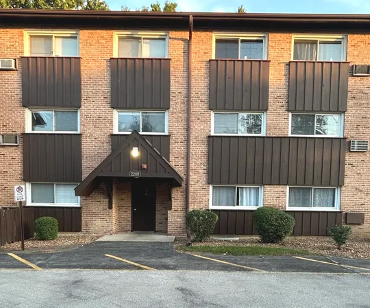 $177,500 | 2209 Arbor Circle, Unit 25, Downers Grove, IL 60515
