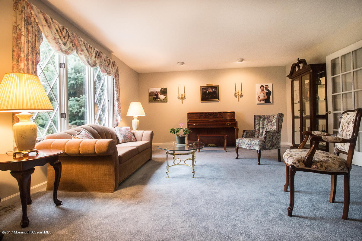 98 Ueland Road Red Bank, NJ 07701 - Photo 10 of 44 98UelandIntLR1 (1 of 1)