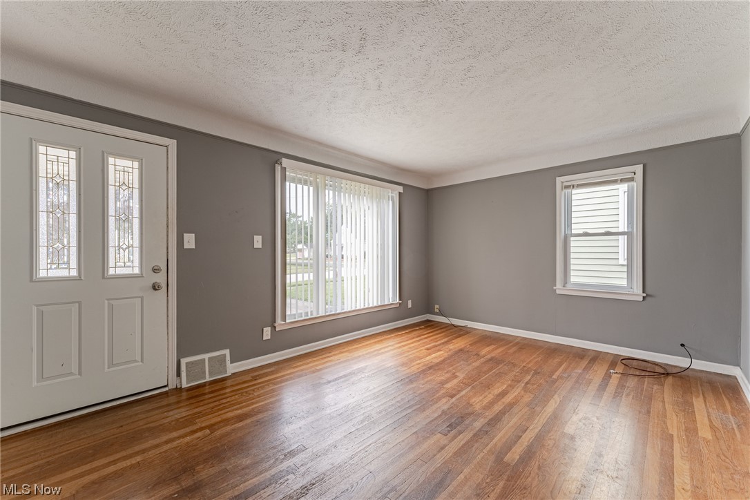 13009 Littleton Road Cleveland, OH 44125 - Photo 3 of 22