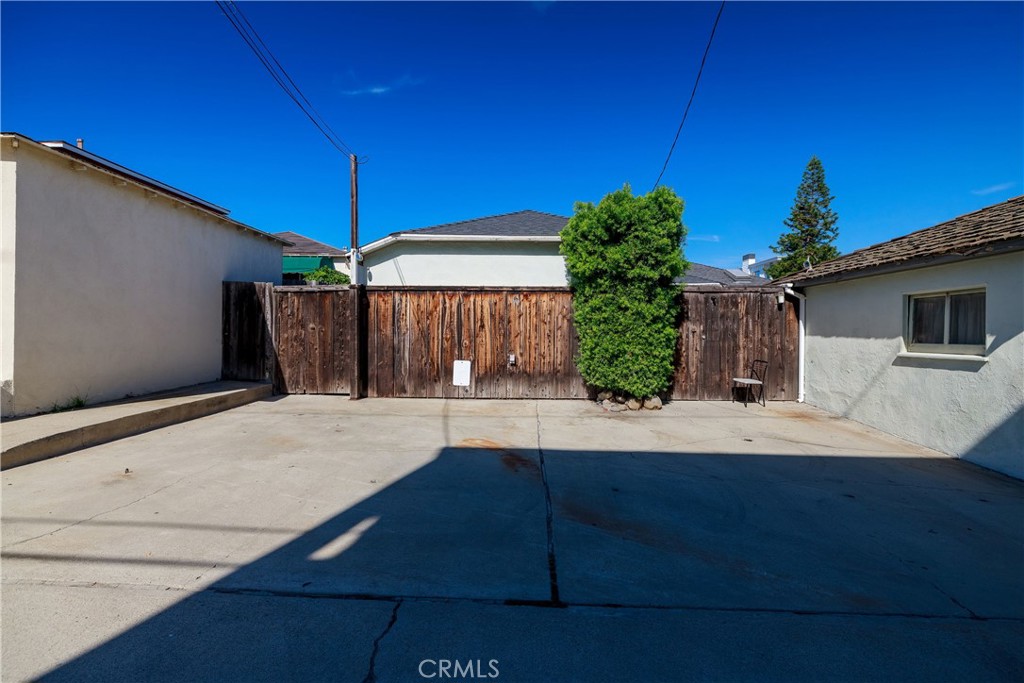 400 5th Street Manhattan Beach, CA 90266 - Photo 20 of 22 a view of a house with a yard