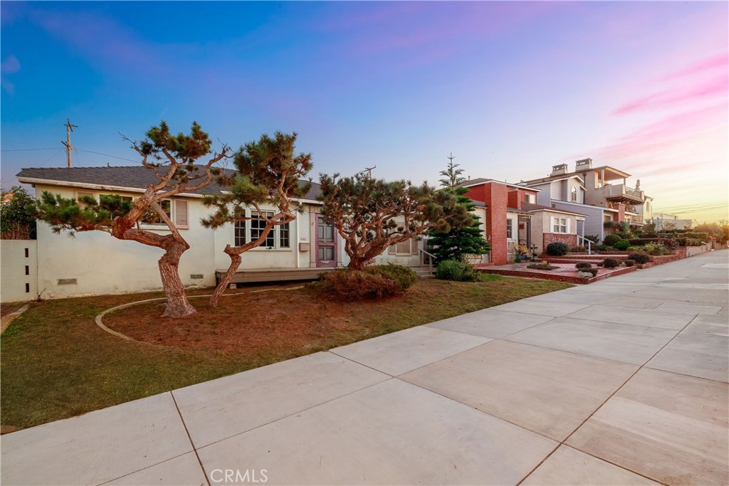 400 5th Street Manhattan Beach, CA 90266 - Photo 3 of 22 a picture of a houses with a yard