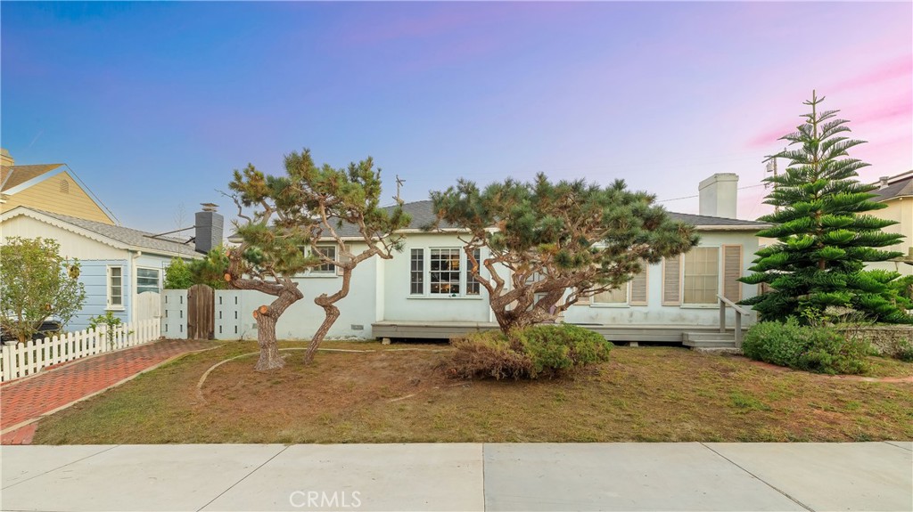 400 5th Street Manhattan Beach, CA 90266 - Photo 5 of 22 a house view with a outdoor space