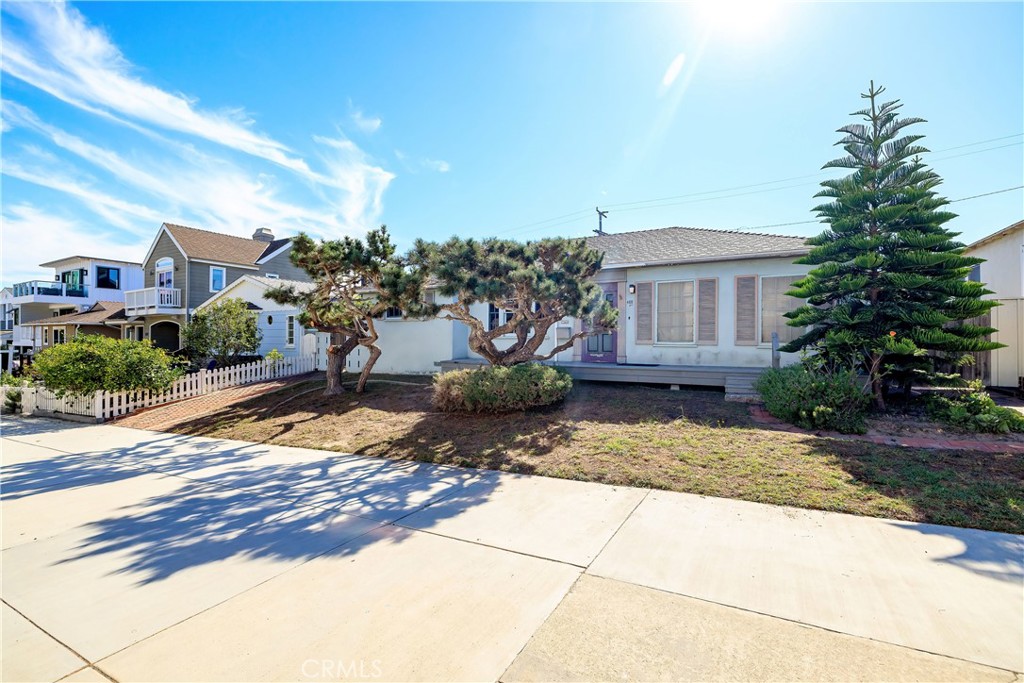 400 5th Street Manhattan Beach, CA 90266 - Photo 7 of 22 a view of a house with potted plants