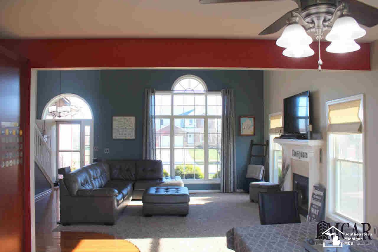 550 Ridge Point Drive Dundee, MI 48131 - Photo 2 of 31 Living Room Entry