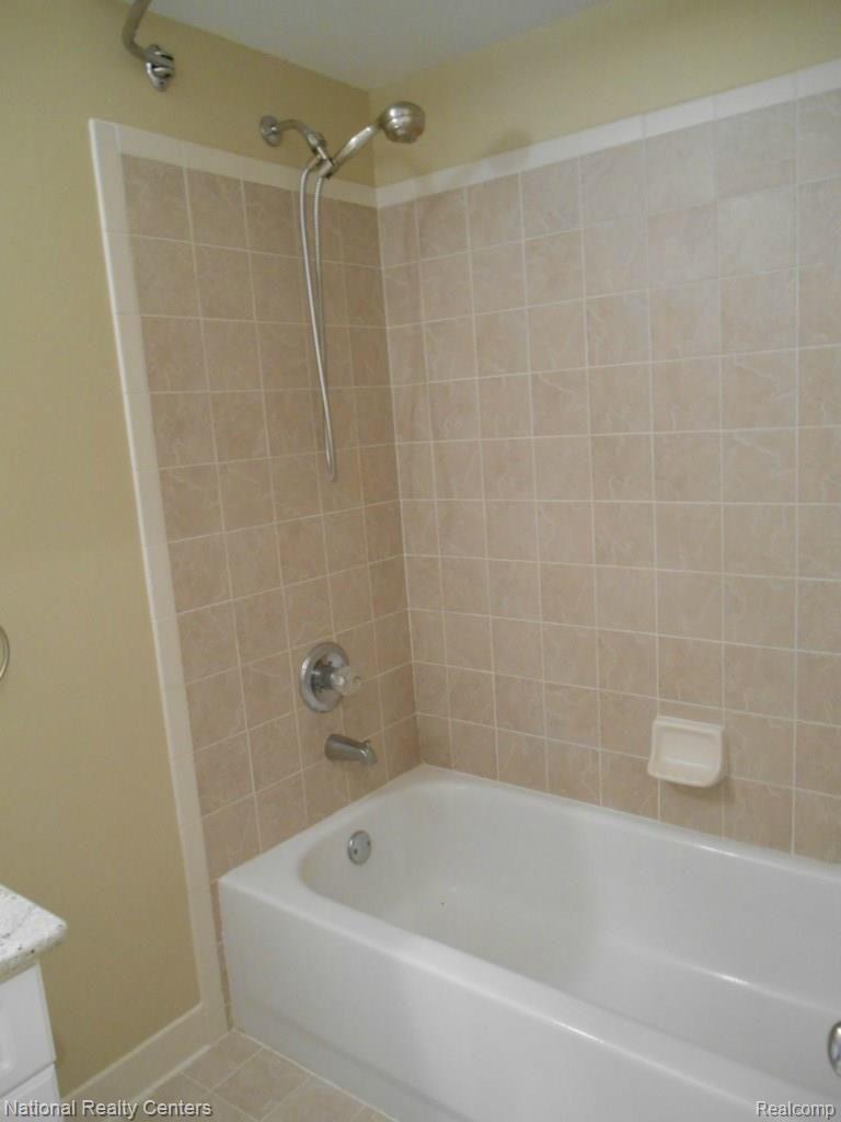 3490 Oakmonte Boulevard, Unit 126 Rochester, MI 48306 - Photo 21 of 53 second bath