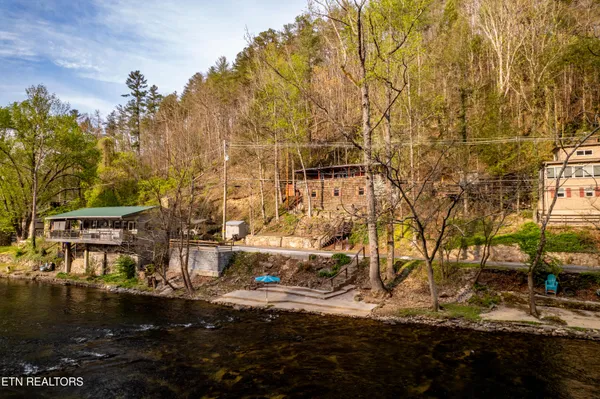 $489,000 | 6851 Old Walland Highway, Townsend, TN 37882