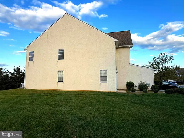 a view of a house with backyard