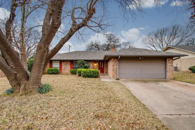$2,200 | 5718 Sagebrush Trail, Arlington, TX 76017