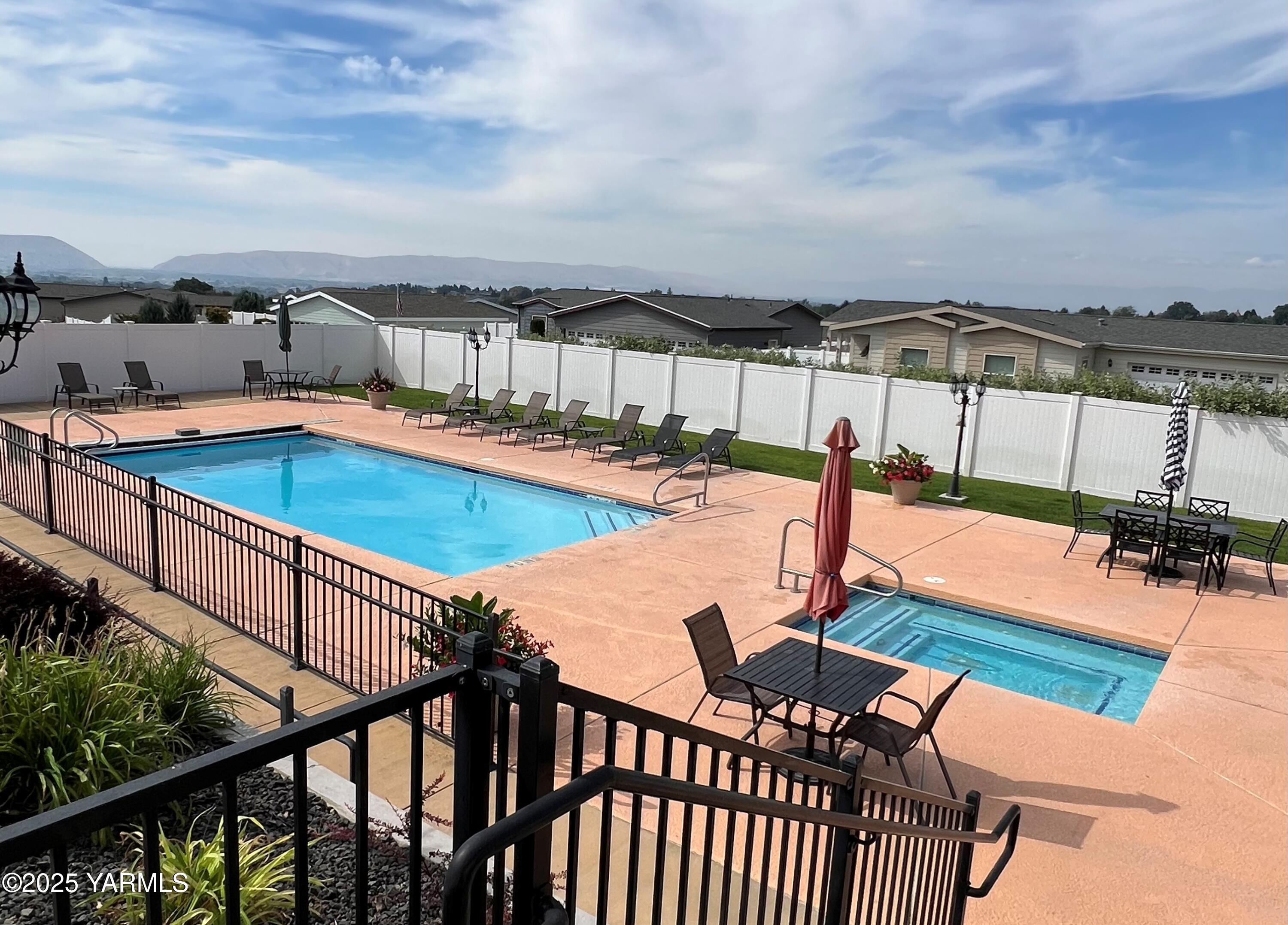 200 Bridle Way, Unit 281 Yakima, WA 98901 - Photo 29 of 32 pool