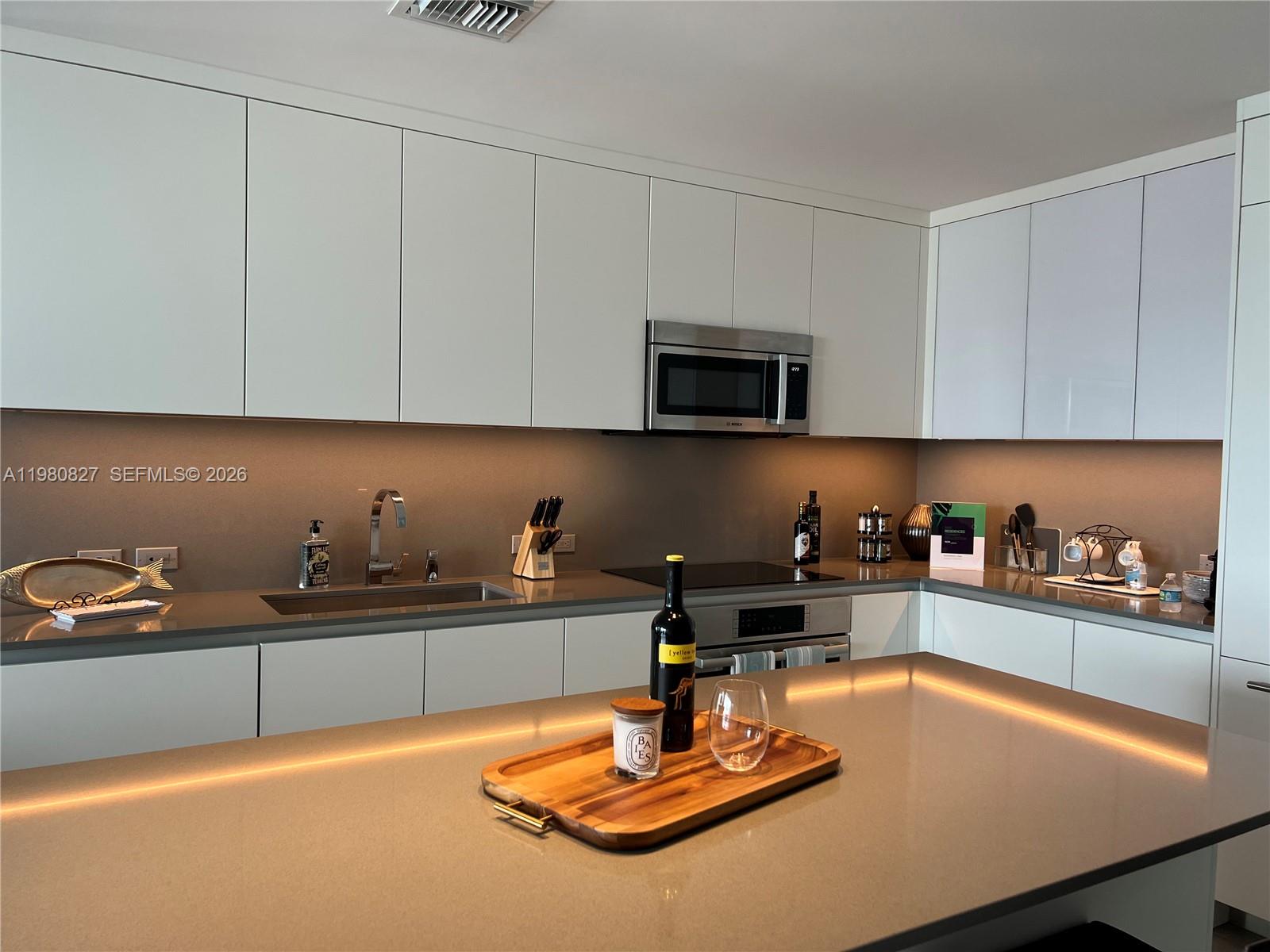 88 Southwest 7th Street, Unit 1908 Miami, FL 33130 - Photo 3 of 9