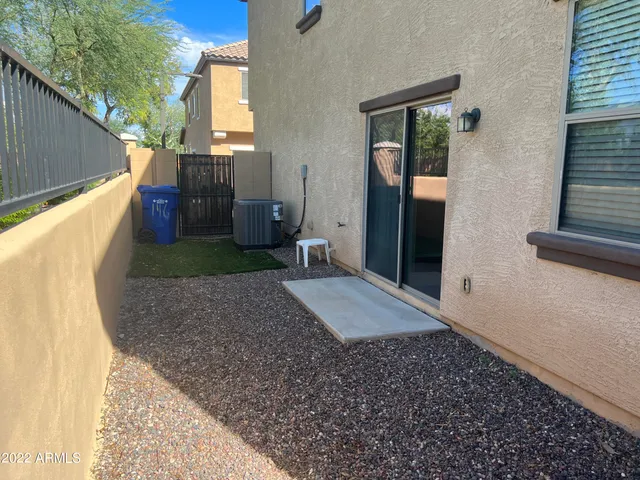 a view of a backyard