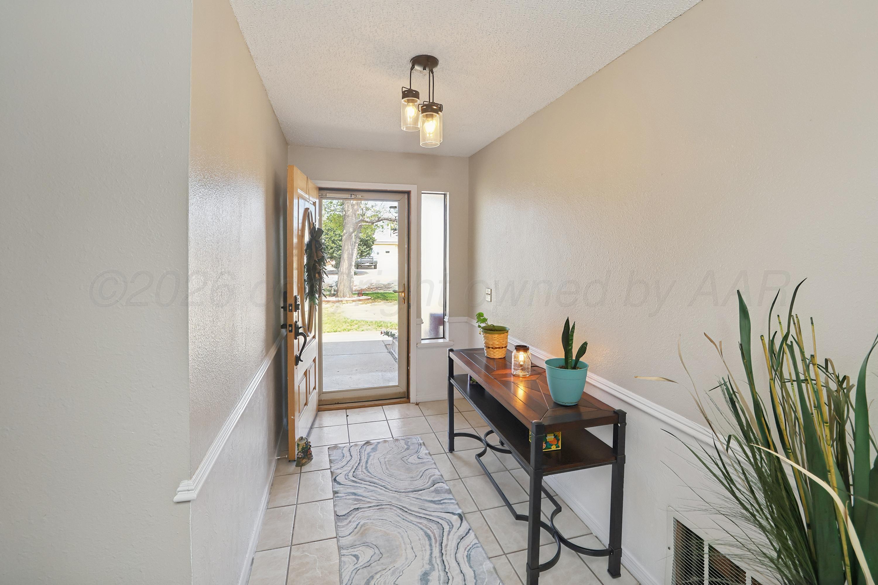 7903 Fenley Drive Amarillo, TX 79121 - Photo 3 of 20 a living room with furniture and a potted plant