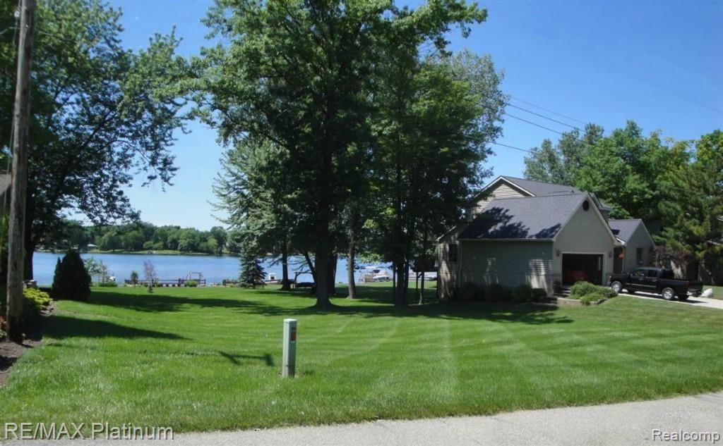4302 Rurik Drive Howell, MI 48843 - Photo 10 of 91 Beautiful and well kept neighboring home
